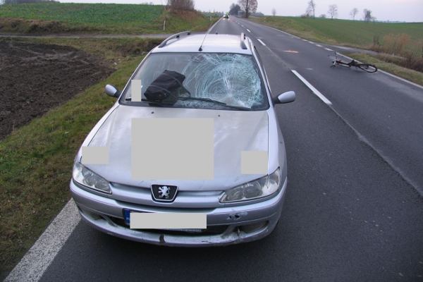 Kierowca peugeota potrącił rowerzystkę (FOTO)