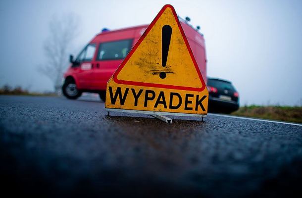 Mercedesem uderzył w drzewo. Zginął pasażer