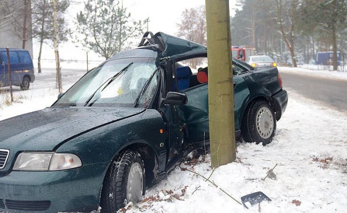 Samochód uderzył bokiem w drzewo (FOTO)