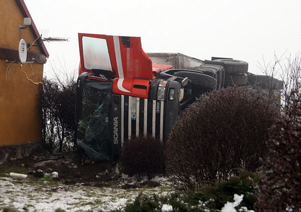 Ciężarówka wypadła z zakrętu (FOTO)