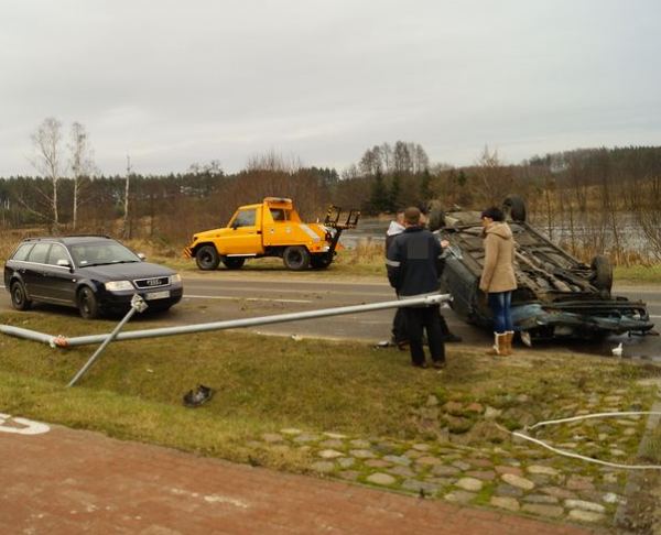 Na drodze do Charzyków dachował samochód