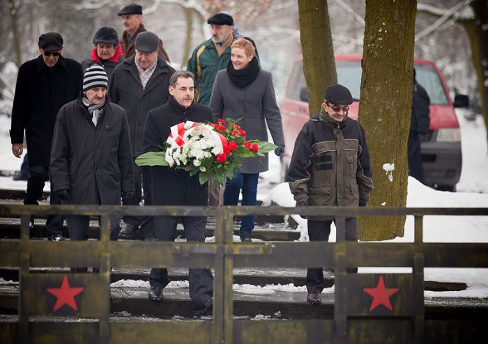 Kwiaty pod pomnikiem żołnierzy Armii Czerwonej FOTO