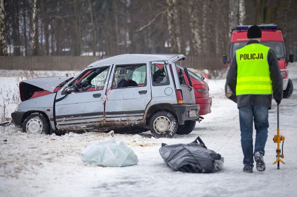Zderzenie osobówek. Dwie osoby nie żyją (FOTO)