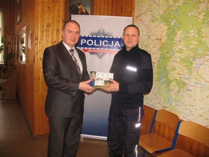 Policjanci z komórkami od wójtów