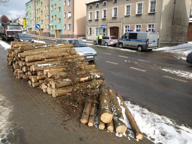 Ładunek wysypał się na drogę