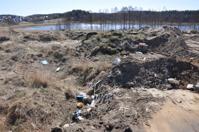 Znikają góry śmieci przy jeziorze Wierzysko