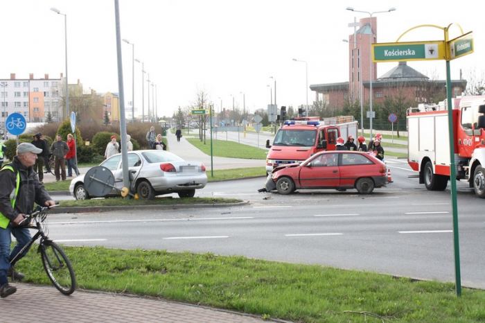 Trzy osoby poszkodowane w zderzeniu dwóch samochodów FOTO