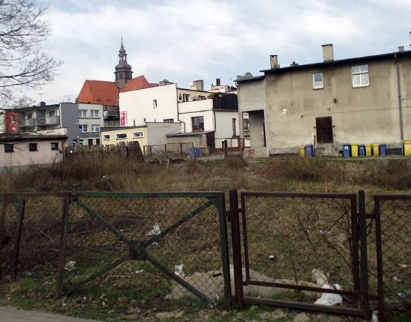 Centrum miasta szpeci zniszczony płot. Co z nim zrobić?