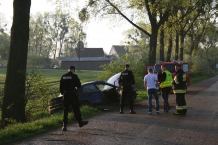 Wypadła z drogi, uderzyła w drzewo