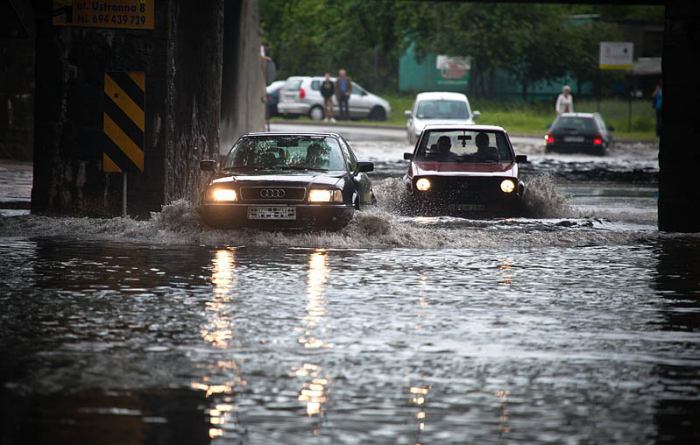 Ulewa nad regionem. Zalane drogi, wiadukty i piwnice (FOTO, NOWE WIDEO)