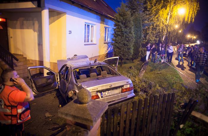 Wpadł w kałuże. Staranował płot i uderzył w dom (FOTO)