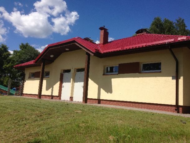Kolejne toalety z prysznicami na człuchowskiej plaży 