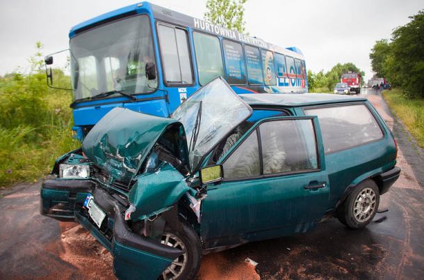 Czołowe zderzenie osobówki z autobusem (FOTO)