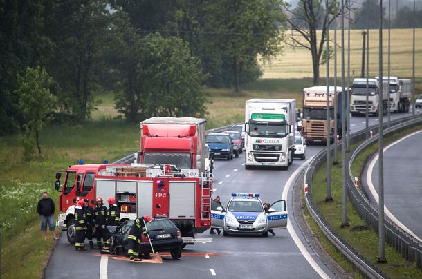 Czołowe zderzenie na obwodnicy. Kierowca audi wjechał pod prąd (FOTO, WIDEO)