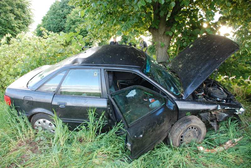 Audi uderzyło w drzewo FOTO