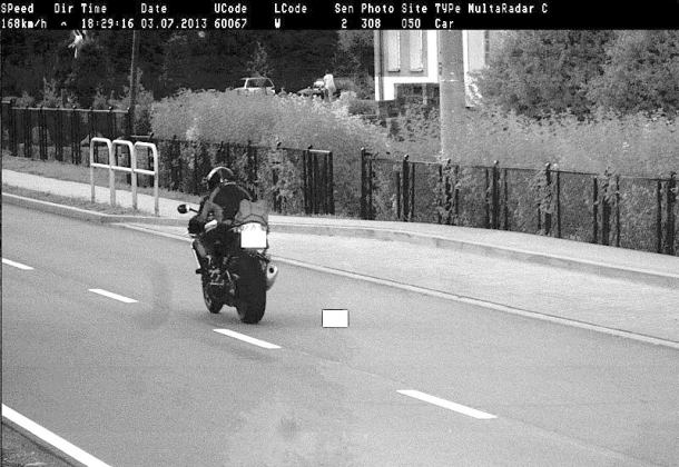 168 km/h przy szkole. Sądził, że podczas wakacji można? (FOTO)