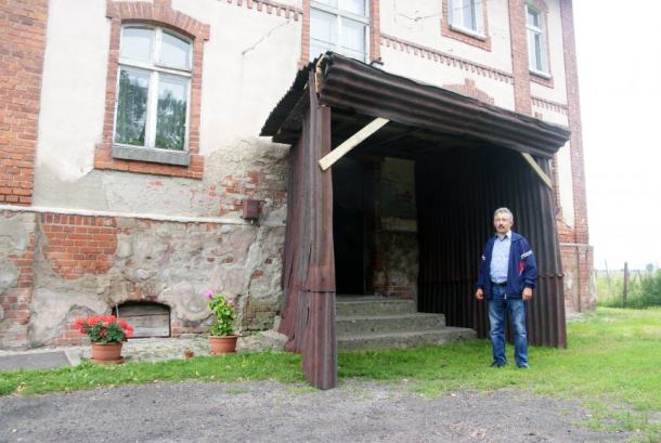 Z dachu spadają dachówki. Zarządca postawił... wiatę z blachy (FOTO)