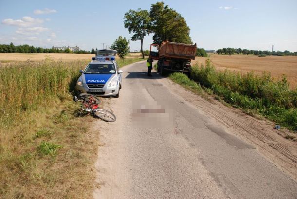 Rowerzysta uderzył głową w koło ciężarówki
