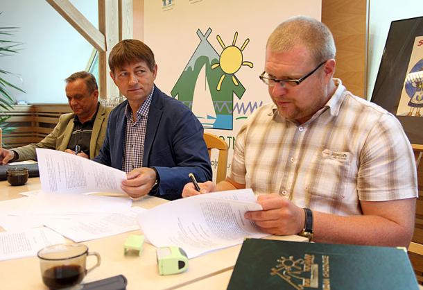 Wójt podpisał umowy na ścieżki rowerowe