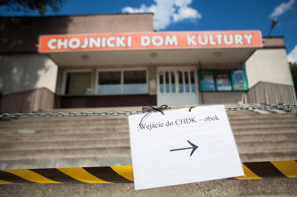 ChDK zamknął główne wejście! Ugiął się strop nad kasami (FOTO)
