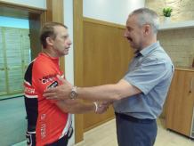 Przejechał rowerem 900 km w ciągu 7 dni, by pomóc chorej dziewczynce (FOTO)