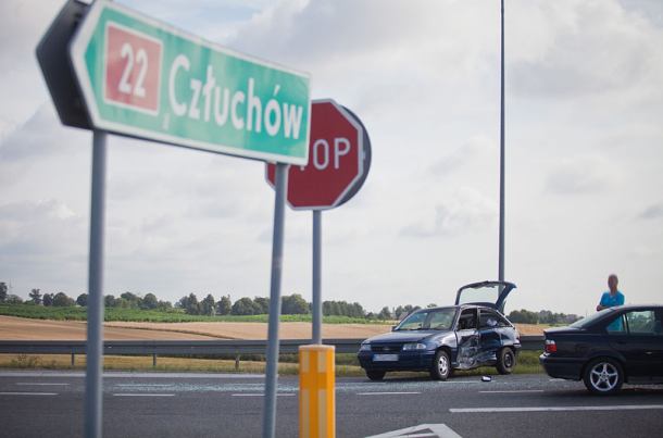 Na wiadukcie zderzyły się opel i bmw (FOTO)