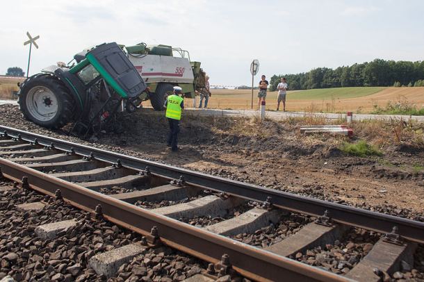 Wypadek na przejeździe kolejowym. Rozerwało ciągnik rolniczy (FOTO)