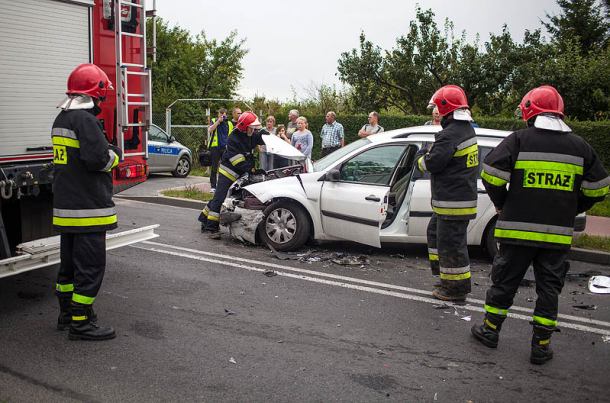 Kolizja trzech samochodów, w tym policyjnego busa (FOTO)
