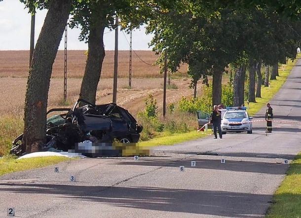Nie żyje czterech młodych mężczyzn. VW golf uderzył w drzewo (AKTUALIZACJA)