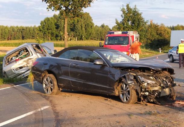 Pościg na krajowej 25. Sprawca kolizji poszukiwany. Jechał kradzionym mercedesem.
