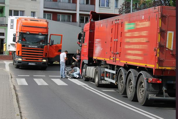 Potrącenie rowerzystki na pasach