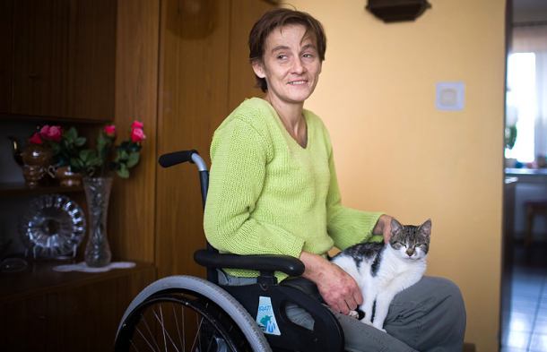 Pani Lucyna czeka na dzień, kiedy będzie mogła wstać z wózka