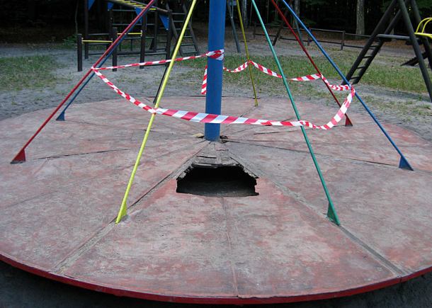 W Lasku Miejskim straszy zniszczony plac zabaw (FOTO)