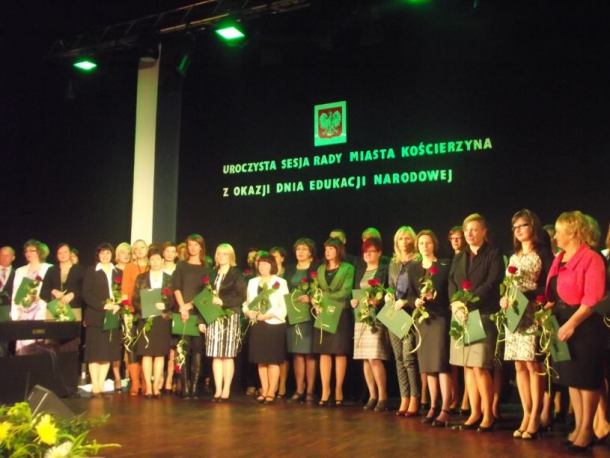Kwiaty, dyplomy, nagrody dla nauczycieli