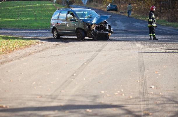 Nie zatrzymał się przed znakiem STOP. Wjechał pod TIR-a (FOTO)