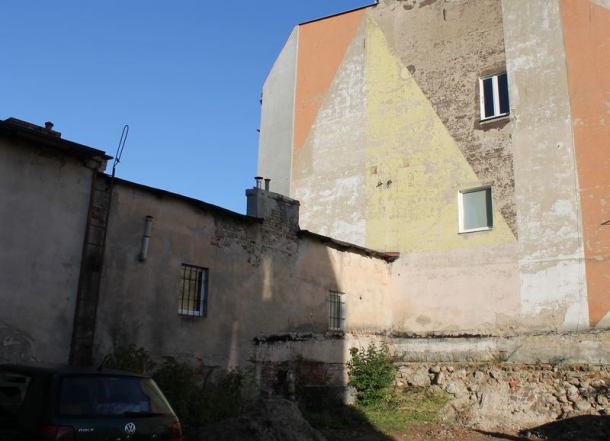 Okna blokują budowę kamienicy