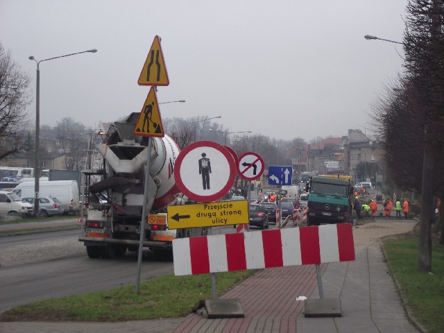 Prace przy zjazdach koło pomnika Wybickiego