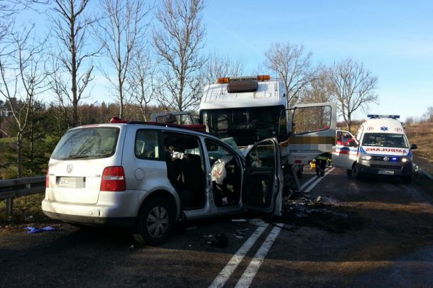 Zderzenie volkswagena z ciężarówką (FOTO, AKTUALIZACJA)