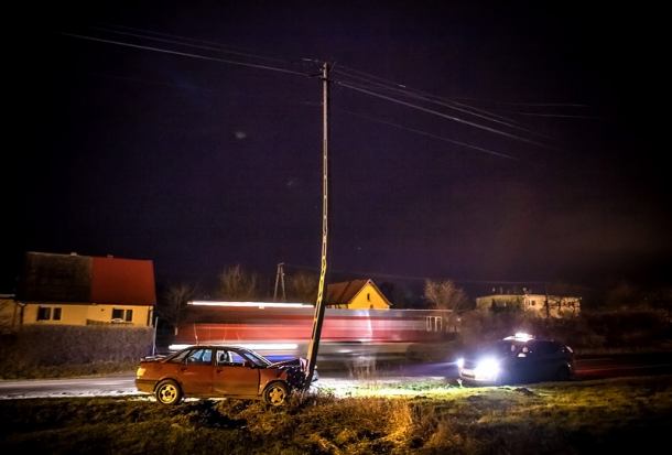 Wjechał w słup energetyczny i uciekł z miejsca wypadku (FOTO)