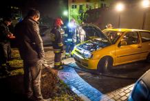Samochód zapalił się na parkingu (FOTO)