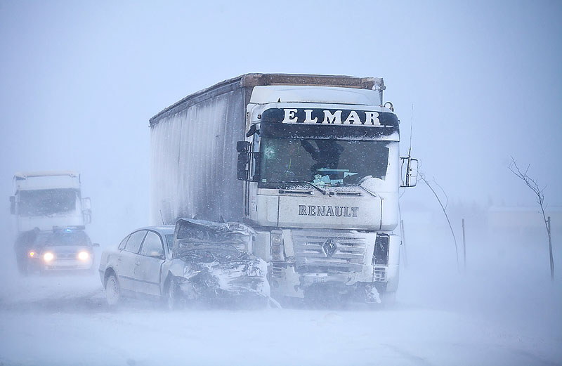 Wypadek koło Zamartego. Dwie osoby ranne FOTO