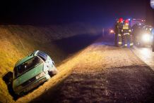Passat w rowie, kolizja na obwodnicy (FOTO)