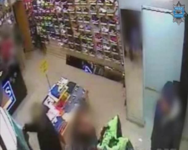 Ukradł kurtkę, jego wyczyn zarejestrowała kamera (WIDEO)