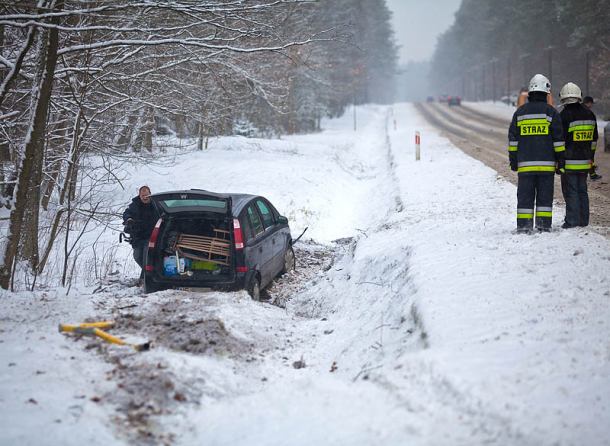 Opel wpadł do rowu (FOTO)