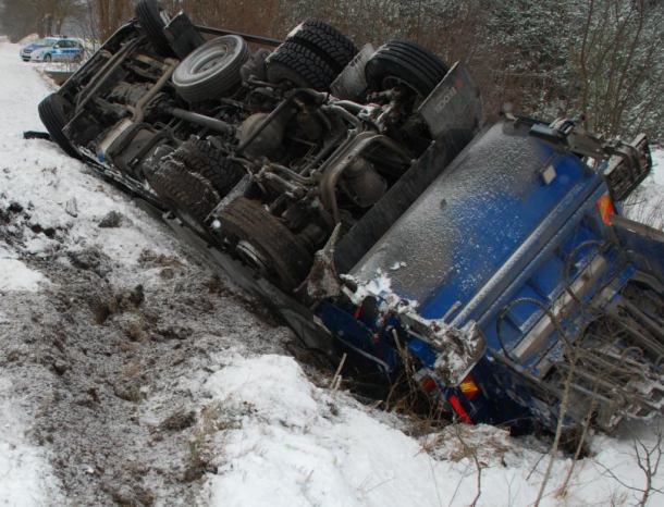 Śmieciarka przewróciła się do rowu 
