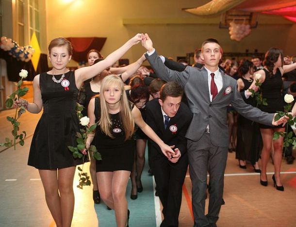 Poloneza czas zacząć! Bal studniówkowy uczniów z II LO w Chojnicach (FOTOGALERIA)