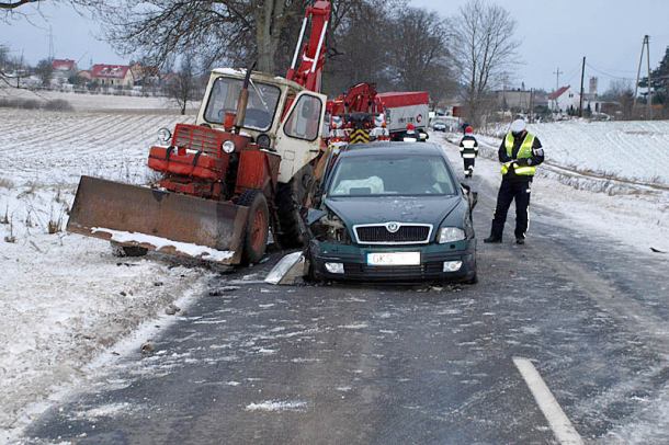 Zderzenie koparki, ciężarówki i samochodu osobowego