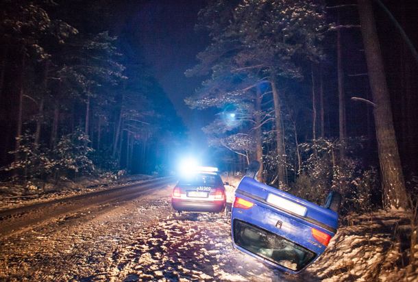 Osobówka dachowała koło Męcikała (FOTO)