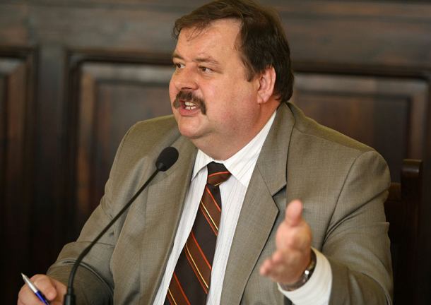 Jest dyrektor oświaty w starostwie. Starosta nie mówi kto
