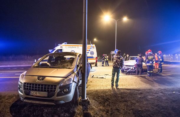 Zderzenie dwóch osobówek na zjeździe z obwodnicy (FOTO)